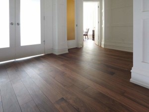 Plancher standard, Noyer noir 5 po. huilé UV 15 % de lustre