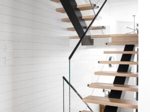 784 - Escalier en bois, verre et métal