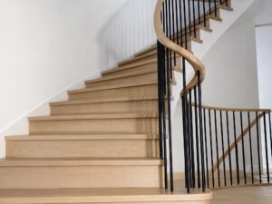 676 - Escalier en bois, main courante ovale