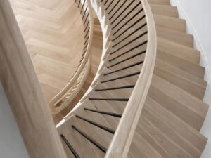 675 - Escalier en bois, main courante ovale