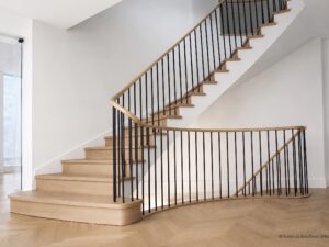 674 - Escalier en bois, main courante ovale