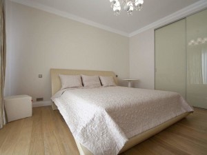 Plancher long en frêne huilé teinté