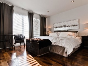 Plancher noyer noir 5 po. authentique verni satin