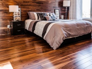 Plancher de noyer sélect naturel vernis transparent