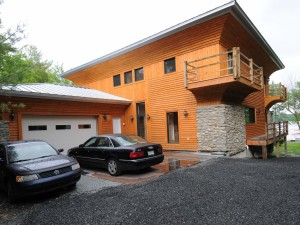 Revêtement extérieur en mélèze teint huilé