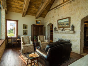 Revêtement intérieur en bois de grange et poutres