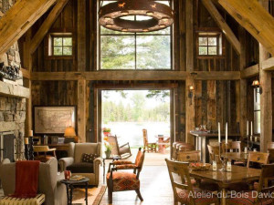 Revêtement intérieur en bois de grange et poutres