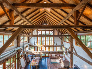 Revêtement intérieur en bois de grange et poutres