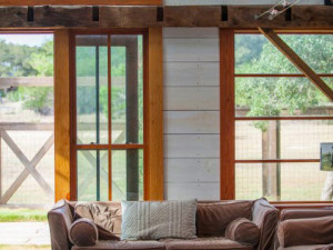 Revêtement intérieur en bois de grange et poutres