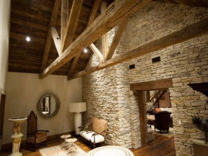 Revêtement intérieur en bois de grange et poutres