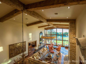 Revêtement intérieur en bois de grange et poutres