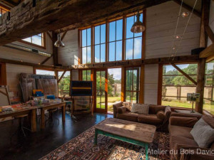 Revêtement intérieur en bois de grange et poutres