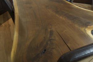 Table en bois en noyer noir
